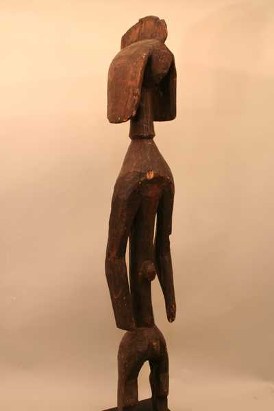 Mumuyé.(statue), d`afrique : Nigéria., statuette Mumuyé.(statue), masque ancien africain Mumuyé.(statue), art du Nigéria. - Art Africain, collection privées Belgique. Statue africaine de la tribu des Mumuyé.(statue), provenant du Nigéria., 1170/4381.Ancienne et grande statue Mumuyé H.1.20.La tête est en grande partie cachée
et enveloppée par une coiffure enveloppante semi-circulaire où le visage s